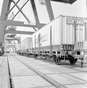 859244 Afbeelding van rongenwagens met containers van Sea-Land, vermoedelijk op een kade van de Europe Container ...